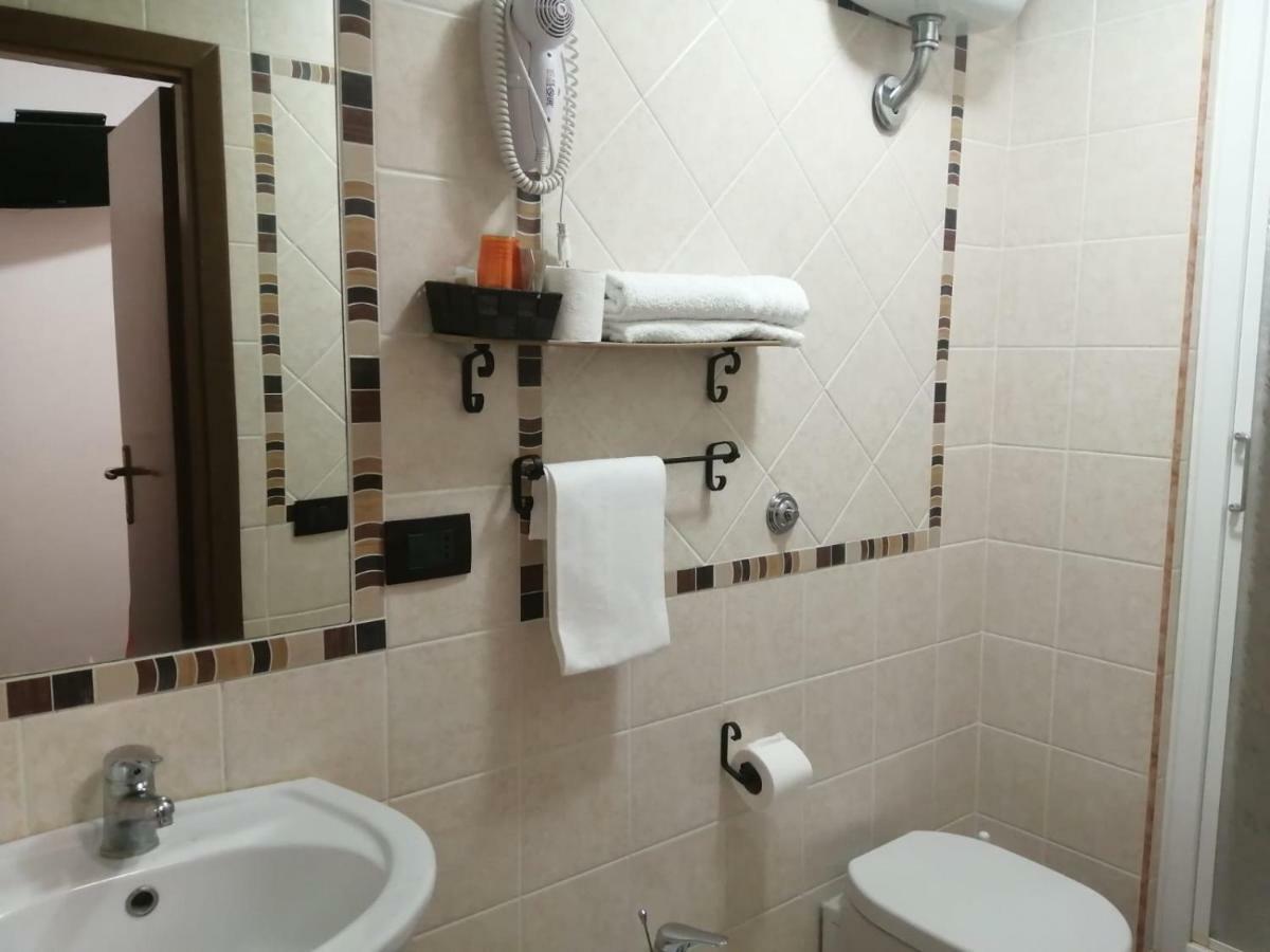 Albergo Ollolai Civitavecchia Buitenkant foto